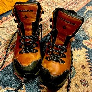 Vasque women’s lightweight biking boots EUC.